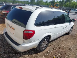 2005 Chrysler Town & Country Limited with VIN 2C4GP64L75R429831, listed as a IAAI auction lot 42090763 with Not Provided miles. Bid and sale history available at carsss.com. Image 4.