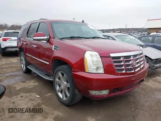 2008 Cadillac Escalade with VIN 1GYFK63868R186413, listed as a IAAI auction lot 41670598 with 211,752 mi miles. Bid and sale history available at carsss.com. Image 1.