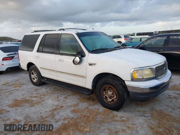 2000 Ford Expedition XLT with VIN 1FMRU1563YLA49729, listed as a IAAI auction lot 40613084 with 1 mi miles. Bid and sale history available at carsss.com. Image 1.