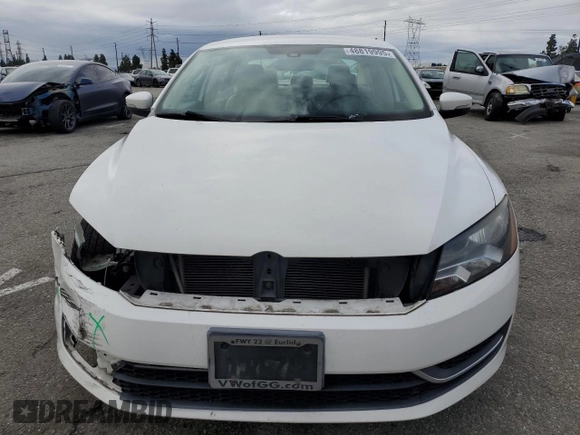 2014 Volkswagen Passat Wolfsburg Edition z VIN 1VWAT7A3XEC021986, wystawiony jako Copart lot #48819995 z przebiegiem 125 699 mil mil oraz Szkoda całkowita • Salvage title. Historia ofert i sprzedaży dostępna na DreamBid. Obrazek 5.