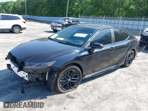 2025 Toyota Camry LE z VIN 4T1DAACK8SU509391, wystawiony jako IAAI lot #42133729 z przebiegiem 10 000 mil mil oraz . Historia ofert i sprzedaży dostępna na DreamBid. Obrazek 2.