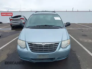 2005 Chrysler Town & Country LX with VIN 2C4GP44R85R192517, listed as a IAAI auction lot 41833718 with 223,663 mi miles. Bid and sale history available at carsss.com. Image 12.