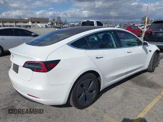 2018 Tesla Model 3 Long Range Battery z VIN 5YJ3E1EA8JF162130, wystawiony jako IAAI lot #41933015 z przebiegiem 50 081 mil mil oraz . Historia ofert i sprzedaży dostępna na DreamBid. Obrazek 4.