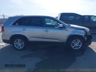 2014 Kia Sorento LX z VIN 5XYKT3A67EG467311, wystawiony jako IAAI lot #42226234 z przebiegiem 220 422 mil mil oraz . Historia ofert i sprzedaży dostępna na DreamBid. Obrazek 13.