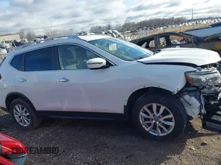 2020 Nissan Rogue SV z VIN JN8AT2MV3LW138117, wystawiony jako IAAI lot #41902231 z przebiegiem 131 746 mil mil oraz . Historia ofert i sprzedaży dostępna na DreamBid. Obrazek 14.