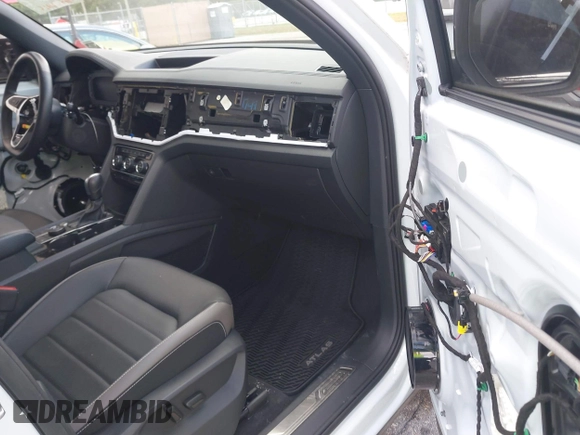 2021 Volkswagen Atlas SEL Premium R-Line with VIN 1V2FE2CA2MC206046, listed as a IAAI auction lot 41547596 with 13,805 mi miles and . Bid and sale history available at DreamBid. Image 5.