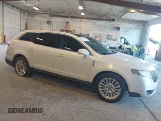 2012 Lincoln MKT EcoBoost z VIN 2LMHJ5AT6CBL52069, wystawiony jako IAAI lot #42197592 z przebiegiem 131 347 mil mil oraz . Historia ofert i sprzedaży dostępna na DreamBid. Obrazek 1.