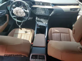 2022 Audi e-tron Premium Plus z VIN WA1LAAGE8NB019791, wystawiony jako Copart lot #56399155 z przebiegiem 24 521 mil mil oraz Szkody całkowita. Historia ofert i sprzedaży dostępna na DreamBid. Obrazek 8.