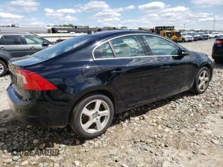 2013 Volvo S60 T5 Premier z VIN YV1612FS4D2193043, wystawiony jako Copart lot #56729695 z przebiegiem 134 807 mil mil oraz Czysty tytuł • Clean title. Historia ofert i sprzedaży dostępna na DreamBid. Obrazek 3.