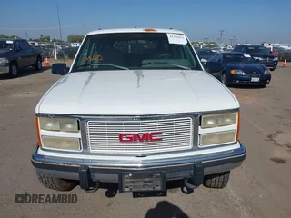 1993 GMC Suburban z VIN 1GKGK26N9PJ724480, wystawiony jako IAAI lot #42356513 z przebiegiem 132 704 mil mil oraz . Historia ofert i sprzedaży dostępna na DreamBid. Obrazek 6.
