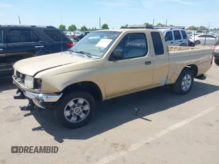 1998 Nissan Frontier XE z VIN 1N6DD26S3WC335378, wystawiony jako IAAI lot #42384698 z przebiegiem 180 306 mil mil oraz . Historia ofert i sprzedaży dostępna na DreamBid. Obrazek 2.