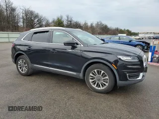 2019 Lincoln Nautilus Select z VIN 2LMPJ8K98KBL46353, wystawiony jako Copart lot #52502315 z przebiegiem 61 947 mil mil oraz Szkoda całkowita • Salvage title. Historia ofert i sprzedaży dostępna na DreamBid. Obrazek 4.