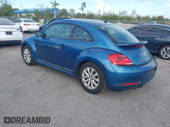 2018 Volkswagen Beetle S z VIN 3VWFD7AT5JM710121, wystawiony jako IAAI lot #41264655 z przebiegiem 37 871 mil mil oraz . Historia ofert i sprzedaży dostępna na DreamBid. Obrazek 3.