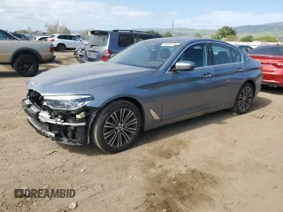 2018 BMW 5 Series 530e z VIN WBAJA9C54JB249465, wystawiony jako Copart lot #53542115 z przebiegiem 62 774 mil mil oraz Szkoda całkowita • Salvage title. Historia ofert i sprzedaży dostępna na DreamBid. Obrazek 1.