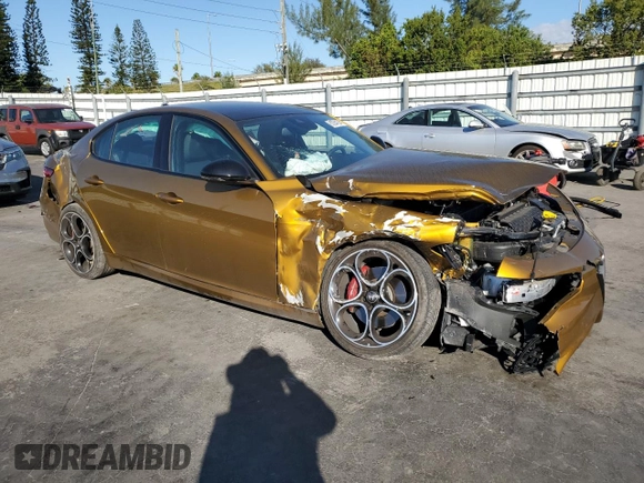 2023 Alfa Romeo Giulia Veloce z VIN ZARFAMBN9P7668555, wystawiony jako Copart lot #82284124 z przebiegiem 14 296 mil mil oraz Nie do naprawy. Historia ofert i sprzedaży dostępna na DreamBid. Obrazek 4.