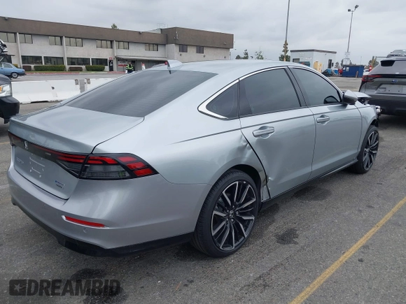 2024 Honda Accord Touring z VIN 1HGCY2F87RA082705, wystawiony jako IAAI lot #42194619 z przebiegiem 7 896 mil mil oraz . Historia ofert i sprzedaży dostępna na DreamBid. Obrazek 4.