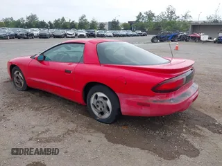1995 Pontiac Firebird Firebird z VIN 2G2FS22K8S2253829, wystawiony jako IAAI lot #42471573 z przebiegiem 193 095 mil mil oraz . Historia ofert i sprzedaży dostępna na DreamBid. Obrazek 3.