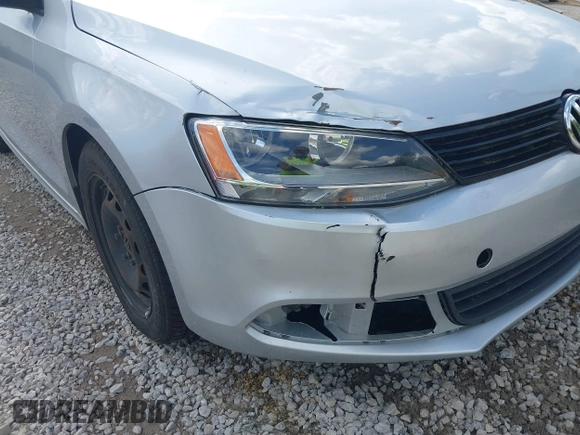 2014 Volkswagen Jetta SE z VIN 3VWD17AJ3EM246296, wystawiony jako IAAI lot #42163106 z przebiegiem 157 853 mil mil oraz . Historia ofert i sprzedaży dostępna na DreamBid. Obrazek 6.