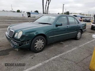 1998 Mercedes-Benz E 320 z VIN WDBJF65F9WA602450, wystawiony jako Copart lot #53257275 z przebiegiem 57 136 mil mil oraz Szkoda całkowita • Salvage title. Historia ofert i sprzedaży dostępna na DreamBid. Obrazek 1.