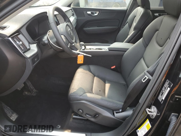 2025 Volvo XC60 Core z VIN YV4M12RJ7S1002361, wystawiony jako Copart lot #57670975 z przebiegiem 6 318 mil mil oraz Szkoda całkowita • Salvage title. Historia ofert i sprzedaży dostępna na DreamBid. Obrazek 7.