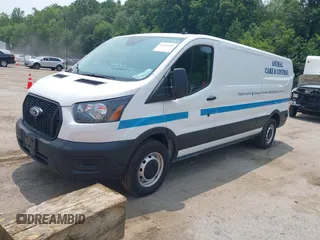 2024 Ford Transit Cargo z VIN 1FTBW1Y85RKA00455, wystawiony jako IAAI lot #42436443 z przebiegiem 8 015 mil mil oraz . Historia ofert i sprzedaży dostępna na DreamBid. Obrazek 17.