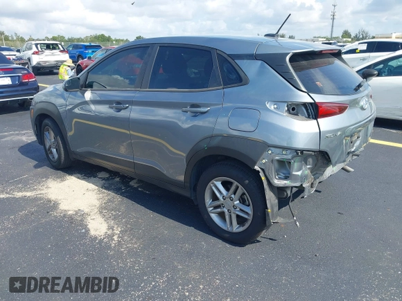 2021 Hyundai Kona SE z VIN KM8K12AA8MU665778, wystawiony jako IAAI lot #42364155 z przebiegiem 63 713 mil mil oraz . Historia ofert i sprzedaży dostępna na DreamBid. Obrazek 3.