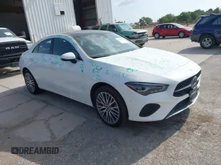 2025 Mercedes-Benz CLA 250 z VIN W1K5J4GB6SN522418, wystawiony jako IAAI lot #42428796 z przebiegiem 14 463 mil mil oraz . Historia ofert i sprzedaży dostępna na DreamBid. Obrazek 1.