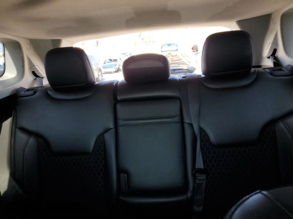 2018 Jeep Compass Latitude z VIN 3C4NJCBB4JT181594, wystawiony jako Copart lot #51822125 z przebiegiem 90 557 mil mil oraz Szkoda całkowita • Salvage title. Historia ofert i sprzedaży dostępna na DreamBid. Obrazek 10.