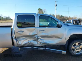 2013 GMC Sierra 2500HD SLT z VIN 1GT121C82DF218580, wystawiony jako IAAI lot #41758693 z przebiegiem 121 798 mil mil oraz . Historia ofert i sprzedaży dostępna na DreamBid. Obrazek 14.