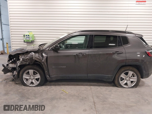 2022 Jeep Compass Latitude z VIN 3C4NJCBB1NT228814, wystawiony jako IAAI lot #41420501 z przebiegiem 36 993 mil mil oraz . Historia ofert i sprzedaży dostępna na DreamBid. Obrazek 14.