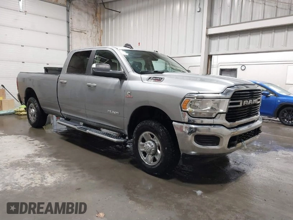 2020 Ram 2500 Big Horn z VIN 3C6UR5JL0LG116089, wystawiony jako IAAI lot #41433137 z przebiegiem 53 399 mil mil oraz . Historia ofert i sprzedaży dostępna na DreamBid. Obrazek 1.