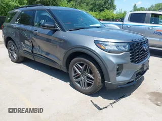 2025 Ford Explorer ST-Line z VIN 1FMUK8KH7SGB37620, wystawiony jako IAAI lot #42553038 z przebiegiem 8 067 mil mil oraz . Historia ofert i sprzedaży dostępna na DreamBid. Obrazek 1.