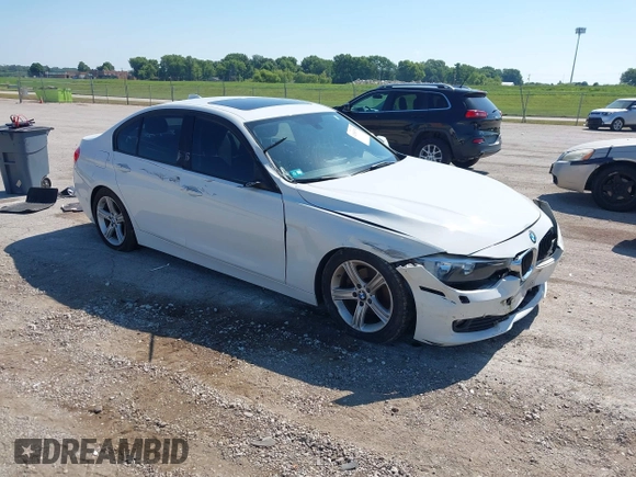 2015 BMW 3 Series 320i xDrive z VIN WBA3C3C52FP663676, wystawiony jako IAAI lot #42650794 z przebiegiem 99 774 mil mil oraz . Historia ofert i sprzedaży dostępna na DreamBid. Obrazek 1.