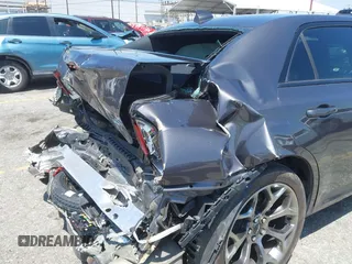 2015 Chrysler 300 S z VIN 2C3CCABGXFH894103, wystawiony jako IAAI lot #42197226 z przebiegiem 99 489 mil mil oraz . Historia ofert i sprzedaży dostępna na DreamBid. Obrazek 20.