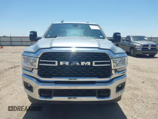 2023 Ram 2500 Big Horn z VIN 3C6UR5DL1PG654074, wystawiony jako IAAI lot #42255020 z przebiegiem 67 732 mil mil oraz . Historia ofert i sprzedaży dostępna na DreamBid. Obrazek 12.