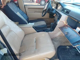 1993 Volvo 900 GLS z VIN YV1JS8833P3120728, wystawiony jako IAAI lot #41766825 z przebiegiem 144 552 mil mil oraz . Historia ofert i sprzedaży dostępna na DreamBid. Obrazek 5.
