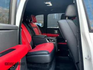 2022 Rolls-Royce Cullinan Black Badge z VIN SLATV8C02NU212XXX, wystawiony jako Copart lot #59257385 z przebiegiem 5245 mil mil oraz Tytuł czysty. Historia ofert i sprzedaży dostępna na DreamBid. Obrazek 6.