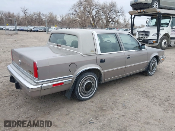 1988 Chrysler New Yorker z VIN 1C3BU6639JD209916, wystawiony jako IAAI lot #41744173 z przebiegiem 143 379 mil mil oraz . Historia ofert i sprzedaży dostępna na DreamBid. Obrazek 4.