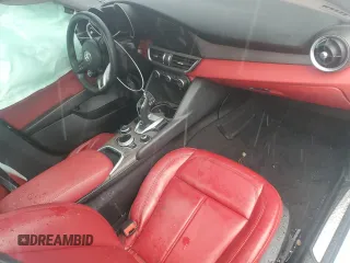 2021 Alfa Romeo Giulia Ti z VIN ZARFANBN1M7648754, wystawiony jako Copart lot #55331525 z przebiegiem Nie podano mil oraz Szkoda całkowita • Salvage title. Historia ofert i sprzedaży dostępna na DreamBid. Obrazek 8.