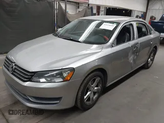2012 Volkswagen Passat SE z VIN 1VWBP7A32CC049822, wystawiony jako IAAI lot #41634650 z przebiegiem 130 896 mil mil oraz . Historia ofert i sprzedaży dostępna na DreamBid. Obrazek 2.