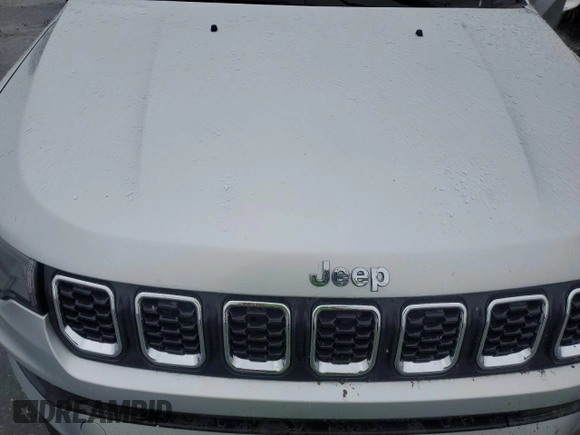 2024 Jeep Compass Latitude Lux z VIN 3C4NJDFN4RT134099, wystawiony jako Copart lot #58906095 z przebiegiem 4 257 mil mil oraz Szkoda całkowita • Salvage title. Historia ofert i sprzedaży dostępna na DreamBid. Obrazek 11.