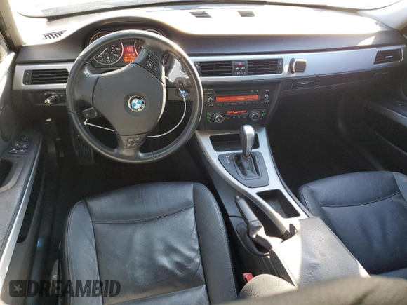 2011 BMW 3 Series 328i z VIN WBAPH7C57BE683468, wystawiony jako Copart lot #55508075 z przebiegiem 135 672 mil mil oraz Nie do naprawy • Non repairable. Historia ofert i sprzedaży dostępna na DreamBid. Obrazek 8.