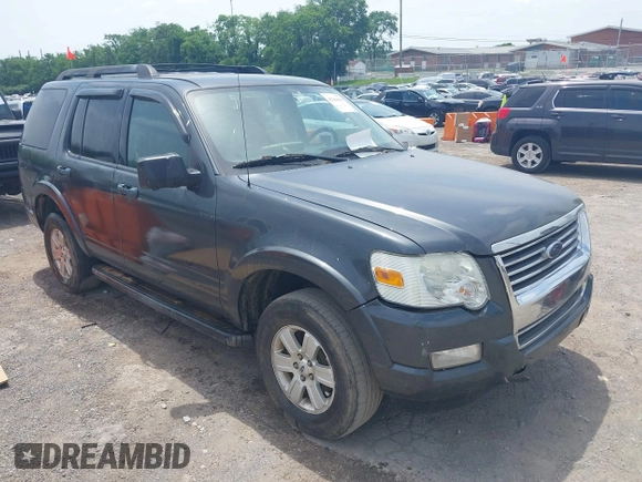 2010 Ford Explorer XLT z VIN 1FMEU6DE7AUA45736, wystawiony jako IAAI lot #42264015 z przebiegiem 239 208 mil mil oraz . Historia ofert i sprzedaży dostępna na DreamBid. Obrazek 1.