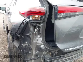 2023 Toyota Highlander L z VIN 5TDKDRBH7PS044010, wystawiony jako IAAI lot #42072483 z przebiegiem 21 655 mil mil oraz . Historia ofert i sprzedaży dostępna na DreamBid. Obrazek 18.