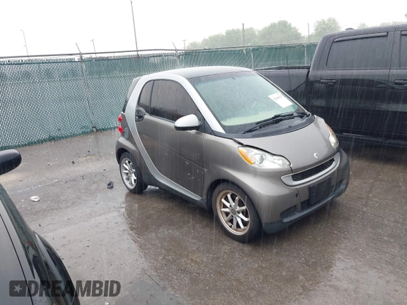 2009 Smart fortwo Pure z VIN WMEEJ31X49K226366, wystawiony jako IAAI lot #42430117 z przebiegiem 107 962 mil mil oraz . Historia ofert i sprzedaży dostępna na DreamBid. Obrazek 1.