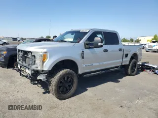 2017 Ford F-250 Lariat z VIN 1FT7W2BT6HED68861, wystawiony jako Copart lot #56067505 z przebiegiem 82 886 mil mil oraz Szkoda całkowita • Salvage title. Historia ofert i sprzedaży dostępna na DreamBid. Obrazek 1.