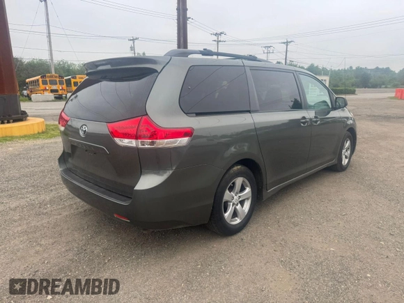 2013 Toyota Sienna LE AAS z VIN 5TDKK3DCXDS361554, wystawiony jako Copart lot #60774985 z przebiegiem 204 462 mil mil oraz Czysty tytuł • Clean title. Historia ofert i sprzedaży dostępna na DreamBid. Obrazek 4.