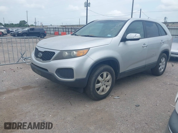 2012 Kia Sorento LX z VIN 5XYKT3A18CG201670, wystawiony jako IAAI lot #42305664 z przebiegiem 192 170 mil mil oraz . Historia ofert i sprzedaży dostępna na DreamBid. Obrazek 2.