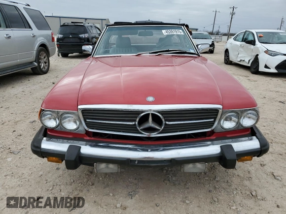 1986 Mercedes-Benz 560 SL z VIN WDBBA48D8GA054377, wystawiony jako Copart lot #45391915 z przebiegiem 98 728 mil mil oraz Szkody całkowita. Historia ofert i sprzedaży dostępna na DreamBid. Obrazek 5.
