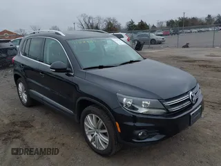 2013 Volkswagen Tiguan SE z VIN WVGBV7AXXDW517867, wystawiony jako IAAI lot #41790542 z przebiegiem 113 054 mil mil oraz . Historia ofert i sprzedaży dostępna na DreamBid. Obrazek 1.